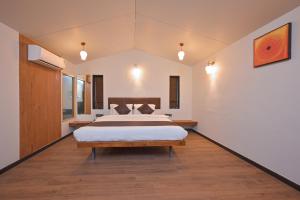 Postel nebo postele na pokoji v ubytování Bliss Nirvana Resort, Lonavala