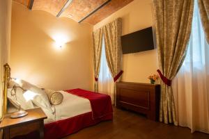 Voodi või voodid majutusasutuse Torciano Hotel Wine & Winery, Tuscany toas