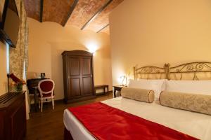Voodi või voodid majutusasutuse Torciano Hotel Wine & Winery, Tuscany toas