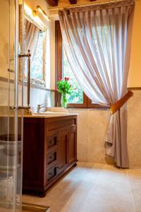 Vannituba majutusasutuses Torciano Hotel Wine & Winery, Tuscany
