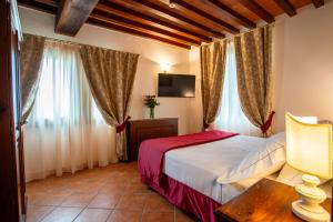 Voodi või voodid majutusasutuse Torciano Hotel Wine & Winery, Tuscany toas