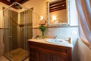 Vannituba majutusasutuses Torciano Hotel Wine & Winery, Tuscany