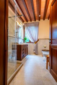 Vannituba majutusasutuses Torciano Hotel Wine & Winery, Tuscany