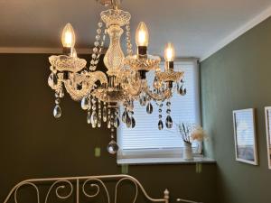 a chandelier hanging from a ceiling in a room at Ferienwohnung Erzgebirgsnest in Annaberg-Buchholz