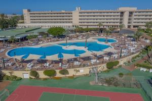 Bazén v ubytování Hotel Club Cala Romani nebo v jeho okolí