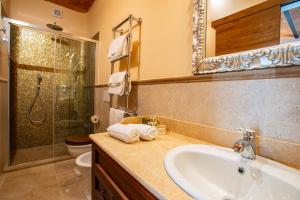 Vannituba majutusasutuses Torciano Hotel Wine & Winery, Tuscany
