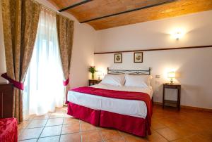 Postel nebo postele na pokoji v ubytování Torciano Hotel Wine & Winery, Tuscany