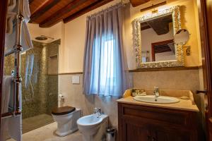 Vannituba majutusasutuses Torciano Hotel Wine & Winery, Tuscany