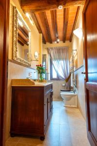Vannituba majutusasutuses Torciano Hotel Wine & Winery, Tuscany