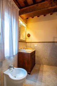 Vannituba majutusasutuses Torciano Hotel Wine & Winery, Tuscany
