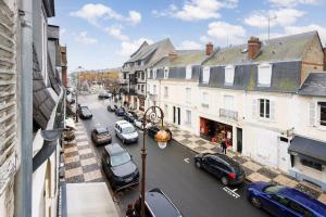 a city street with cars parked on the street at ANJ Appartement Centre Ville in Deauville