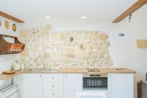 A kitchen or kitchenette at HISTORIA- Dimore Vico Ghezzi
