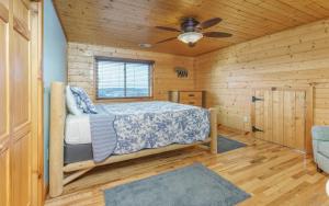 Un dormitorio con una cama y un ventilador de techo. en Peacewood, en Dandridge