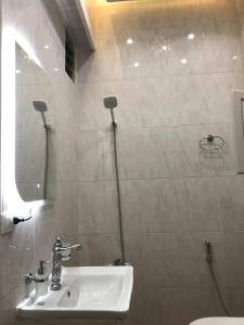 un baño con lavabo y espejo en North Coast Marwa Resort Villa, en Dawwār ‘Abd Allāh