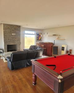 ein Wohnzimmer mit Billardtisch und Sofa in der Unterkunft Rockview Cabins & Spa - Kajiado in Kajiado