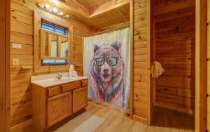 une salle de bain avec une peinture d'un ours avec des lunettes de soleil dans l'établissement Lakeview Pointe, à Sevierville 19 autres photos