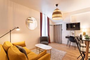 Μια τηλεόραση ή/και κέντρο ψυχαγωγίας στο La Belle Edith - Appt au cœur de Rennes +4 φωτογραφίες