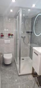 Koupelna v ubytování Trouville Palace, chez Margot + 17 fotografií