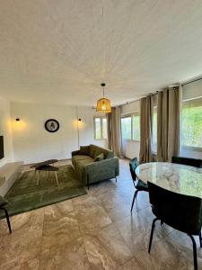 a living room with a couch and a glass table at Appartement à 2 pas de la plage in Olmeto