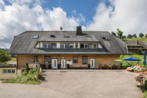 a large brick house with a roof at Sport Rees - Ferienwohnung Anna in Hofsgrund