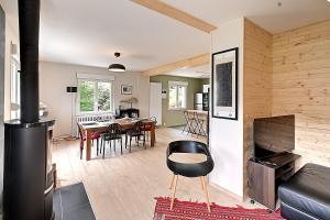 ein Wohnzimmer und ein Esszimmer mit einem Holzofen in der Unterkunft Le Cocoon Clairefontaine - Maison vue montagne in Cornimont