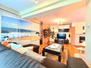 TV a/nebo společenská místnost v ubytování Two-Floor Sunny Apartment in City Centre
