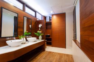 Ванная комната в Baan Krating Phuket Resort -SHA Plus