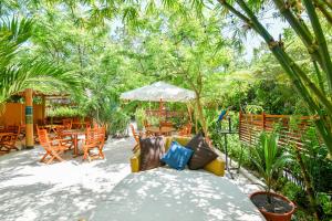 乌库拉斯Ostrov Beach的天井配有沙发和桌椅