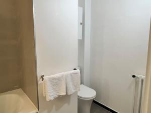 een badkamer met toilet en douche met handdoeken bij Harmonie - Affaires & Loisirs à Rueil in Rueil-Malmaison