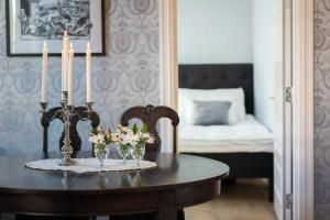 einen Esstisch mit Kerzen und Blumen darauf in der Unterkunft Gamle Fengselet Kulturhotell in Stord