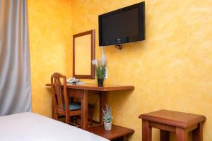 Uma televisão e/ou sistema de entretenimento em Hotel Kerber