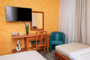 Uma televisão e/ou sistema de entretenimento em Hotel Kerber