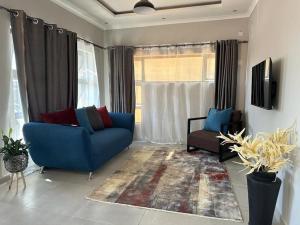 The Urban Hub in Block 5 tesisinde bir oturma alanı
