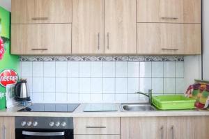 una cucina con armadi in legno e lavandino di Villa Grafenberg Ulcinj a Ulcinj Altre 22 foto