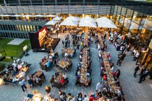 eine Gruppe von Personen, die an Tischen in einem Gebäude sitzen in der Unterkunft Lufthansa Seeheim - More than a Conference Hotel in Seeheim-Jugenheim + 35 Fotos