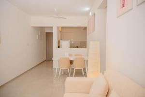 ムンバイにあるZ Bliss Suites, BKCの白いリビングルーム(テーブル、椅子付)