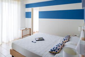 A bed or beds in a room at UNA HOTELS Imperial Beach Hotel