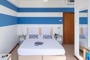 A bed or beds in a room at UNA HOTELS Imperial Beach Hotel
