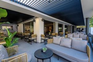 Χώρος καθιστικού στο Evanik Chic Hotel