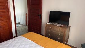 Televisyen dan/atau pusat hiburan di kaloutsikos sea view house