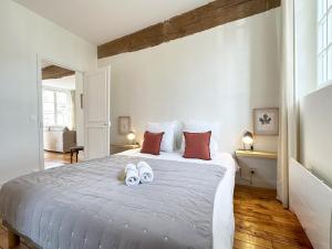 a bedroom with a bed with two stuffed animals on it at Cœur Cathédrale - Charme et vue fantastique in Chartres