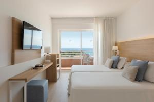 TV a/nebo společenská místnost v ubytování Hotel Cala Font