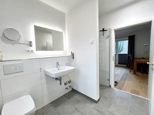Koupelna v ubytování Apartmenthaus Emily by POLY Hohwacht + 23 fotografií
