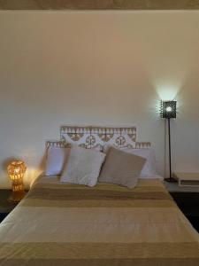 Postel nebo postele na pokoji v ubytování Riad Sahara Sunset Beach Douira + 37 fotografií