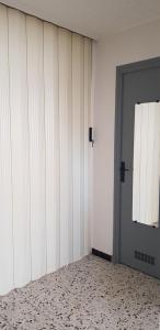 ラ・ギャルドにあるAppartement bas de villa rez de jardinのドア付きの部屋とフロア付きの部屋