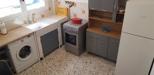 ラ・ギャルドにあるAppartement bas de villa rez de jardinのシンクと洗濯機付きのキッチン +4枚の写真