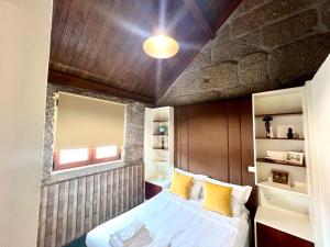una camera da letto con un letto e un muro di mattoni di Wine Press INN ad Amarante