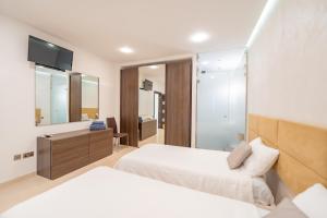 Postel nebo postele na pokoji v ubytování Stunning Seafront Flat in Sliema
