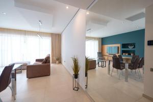 TV a/nebo společenská místnost v ubytování Stunning Seafront Flat in Sliema