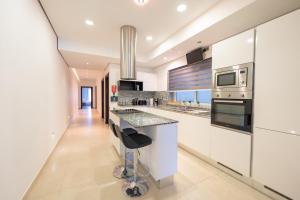 Kuchyň nebo kuchyňský kout v ubytování Stunning Seafront Flat in Sliema + 21 fotografií